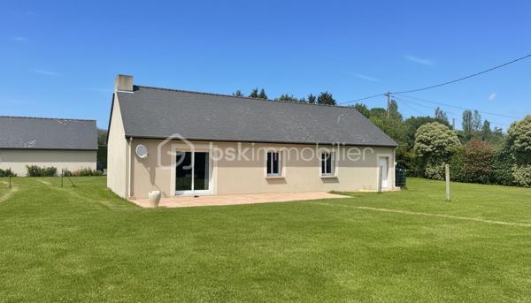 Découvrez cette maison de plain-pied idéalement située à proximité immédiate de Dinard, du littoral et des principaux axes, offrant un équilibre rare entre accessibilité, confort de vie et potentiel.

Construite en 1998, cette maison développe environ 86 m² habitables entièrement de plain-pied et se compose de :

Une belle pièce de vie lumineuse
Trois chambres confortables
Une salle d’eau avec douche et baignoire
Un grand garage attenant

L’ensemble est implanté sur un terrain clos, entretenu et paysager d’environ 3 700 m², offrant de nombreux espaces extérieurs et un cadre agréable au quotidien.

À l’extérieur :

Terrasse exposée plein sud
Cour et accès bitumés
Nombreux stationnements
Abri de jardin
Dépendance d’environ 45 m²

Véritable atout du bien : cette dépendance bénéficie d’un potentiel constructible permettant différents projets selon vos besoins : activité professionnelle, atelier, stockage, extension d’usage ou projet indépendant.

Le bien bénéficie également d’une situation stratégique avec un accès rapide vers Dinard, Saint-Malo et les communes environnantes.