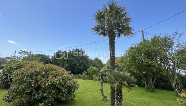 Découvrez cette maison de plain-pied idéalement située à proximité immédiate de Dinard, du littoral et des principaux axes, offrant un équilibre rare entre accessibilité, confort de vie et potentiel.

Construite en 1998, cette maison développe environ 86 m² habitables entièrement de plain-pied et se compose de :

Une belle pièce de vie lumineuse
Trois chambres confortables
Une salle d’eau avec douche et baignoire
Un grand garage attenant

L’ensemble est implanté sur un terrain clos, entretenu et paysager d’environ 3 700 m², offrant de nombreux espaces extérieurs et un cadre agréable au quotidien.

À l’extérieur :

Terrasse exposée plein sud
Cour et accès bitumés
Nombreux stationnements
Abri de jardin
Dépendance d’environ 45 m²

Véritable atout du bien : cette dépendance bénéficie d’un potentiel constructible permettant différents projets selon vos besoins : activité professionnelle, atelier, stockage, extension d’usage ou projet indépendant.

Le bien bénéficie également d’une situation stratégique avec un accès rapide vers Dinard, Saint-Malo et les communes environnantes.