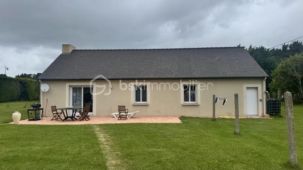 Découvrez cette maison de plain-pied idéalement située à proximité immédiate de Dinard, du littoral et des principaux axes, offrant un équilibre rare entre accessibilité, confort de vie et potentiel.

Construite en 1998, cette maison développe environ 86 m² habitables entièrement de plain-pied et se compose de :

Une belle pièce de vie lumineuse
Trois chambres confortables
Une salle d’eau avec douche et baignoire
Un grand garage attenant

L’ensemble est implanté sur un terrain clos, entretenu et paysager d’environ 3 700 m², offrant de nombreux espaces extérieurs et un cadre agréable au quotidien.

À l’extérieur :

Terrasse exposée plein sud
Cour et accès bitumés
Nombreux stationnements
Abri de jardin
Dépendance d’environ 45 m²

Véritable atout du bien : cette dépendance bénéficie d’un potentiel constructible permettant différents projets selon vos besoins : activité professionnelle, atelier, stockage, extension d’usage ou projet indépendant.

Le bien bénéficie également d’une situation stratégique avec un accès rapide vers Dinard, Saint-Malo et les communes environnantes.