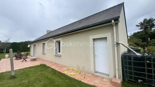 Découvrez cette maison de plain-pied idéalement située à proximité immédiate de Dinard, du littoral et des principaux axes, offrant un équilibre rare entre accessibilité, confort de vie et potentiel.

Construite en 1998, cette maison développe environ 86 m² habitables entièrement de plain-pied et se compose de :

Une belle pièce de vie lumineuse
Trois chambres confortables
Une salle d’eau avec douche et baignoire
Un grand garage attenant

L’ensemble est implanté sur un terrain clos, entretenu et paysager d’environ 3 700 m², offrant de nombreux espaces extérieurs et un cadre agréable au quotidien.

À l’extérieur :

Terrasse exposée plein sud
Cour et accès bitumés
Nombreux stationnements
Abri de jardin
Dépendance d’environ 45 m²

Véritable atout du bien : cette dépendance bénéficie d’un potentiel constructible permettant différents projets selon vos besoins : activité professionnelle, atelier, stockage, extension d’usage ou projet indépendant.

Le bien bénéficie également d’une situation stratégique avec un accès rapide vers Dinard, Saint-Malo et les communes environnantes.