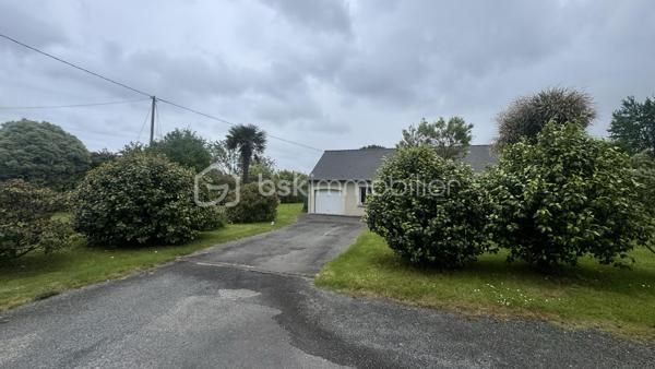 Découvrez cette maison de plain-pied idéalement située à proximité immédiate de Dinard, du littoral et des principaux axes, offrant un équilibre rare entre accessibilité, confort de vie et potentiel.

Construite en 1998, cette maison développe environ 86 m² habitables entièrement de plain-pied et se compose de :

Une belle pièce de vie lumineuse
Trois chambres confortables
Une salle d’eau avec douche et baignoire
Un grand garage attenant

L’ensemble est implanté sur un terrain clos, entretenu et paysager d’environ 3 700 m², offrant de nombreux espaces extérieurs et un cadre agréable au quotidien.

À l’extérieur :

Terrasse exposée plein sud
Cour et accès bitumés
Nombreux stationnements
Abri de jardin
Dépendance d’environ 45 m²

Véritable atout du bien : cette dépendance bénéficie d’un potentiel constructible permettant différents projets selon vos besoins : activité professionnelle, atelier, stockage, extension d’usage ou projet indépendant.

Le bien bénéficie également d’une situation stratégique avec un accès rapide vers Dinard, Saint-Malo et les communes environnantes.