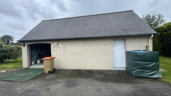 Découvrez cette maison de plain-pied idéalement située à proximité immédiate de Dinard, du littoral et des principaux axes, offrant un équilibre rare entre accessibilité, confort de vie et potentiel.

Construite en 1998, cette maison développe environ 86 m² habitables entièrement de plain-pied et se compose de :

Une belle pièce de vie lumineuse
Trois chambres confortables
Une salle d’eau avec douche et baignoire
Un grand garage attenant

L’ensemble est implanté sur un terrain clos, entretenu et paysager d’environ 3 700 m², offrant de nombreux espaces extérieurs et un cadre agréable au quotidien.

À l’extérieur :

Terrasse exposée plein sud
Cour et accès bitumés
Nombreux stationnements
Abri de jardin
Dépendance d’environ 45 m²

Véritable atout du bien : cette dépendance bénéficie d’un potentiel constructible permettant différents projets selon vos besoins : activité professionnelle, atelier, stockage, extension d’usage ou projet indépendant.

Le bien bénéficie également d’une situation stratégique avec un accès rapide vers Dinard, Saint-Malo et les communes environnantes.
