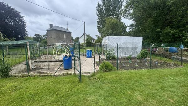 Découvrez cette maison de plain-pied idéalement située à proximité immédiate de Dinard, du littoral et des principaux axes, offrant un équilibre rare entre accessibilité, confort de vie et potentiel.

Construite en 1998, cette maison développe environ 86 m² habitables entièrement de plain-pied et se compose de :

Une belle pièce de vie lumineuse
Trois chambres confortables
Une salle d’eau avec douche et baignoire
Un grand garage attenant

L’ensemble est implanté sur un terrain clos, entretenu et paysager d’environ 3 700 m², offrant de nombreux espaces extérieurs et un cadre agréable au quotidien.

À l’extérieur :

Terrasse exposée plein sud
Cour et accès bitumés
Nombreux stationnements
Abri de jardin
Dépendance d’environ 45 m²

Véritable atout du bien : cette dépendance bénéficie d’un potentiel constructible permettant différents projets selon vos besoins : activité professionnelle, atelier, stockage, extension d’usage ou projet indépendant.

Le bien bénéficie également d’une situation stratégique avec un accès rapide vers Dinard, Saint-Malo et les communes environnantes.