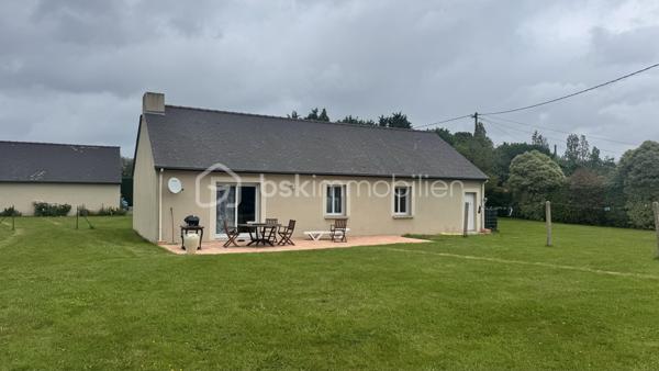 Découvrez cette maison de plain-pied idéalement située à proximité immédiate de Dinard, du littoral et des principaux axes, offrant un équilibre rare entre accessibilité, confort de vie et potentiel.

Construite en 1998, cette maison développe environ 86 m² habitables entièrement de plain-pied et se compose de :

Une belle pièce de vie lumineuse
Trois chambres confortables
Une salle d’eau avec douche et baignoire
Un grand garage attenant

L’ensemble est implanté sur un terrain clos, entretenu et paysager d’environ 3 700 m², offrant de nombreux espaces extérieurs et un cadre agréable au quotidien.

À l’extérieur :

Terrasse exposée plein sud
Cour et accès bitumés
Nombreux stationnements
Abri de jardin
Dépendance d’environ 45 m²

Véritable atout du bien : cette dépendance bénéficie d’un potentiel constructible permettant différents projets selon vos besoins : activité professionnelle, atelier, stockage, extension d’usage ou projet indépendant.

Le bien bénéficie également d’une situation stratégique avec un accès rapide vers Dinard, Saint-Malo et les communes environnantes.