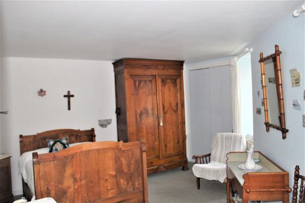 Côtes d'Armor 22150 Plouguenast. Maison en pierres, 4 chambres + Terrain constructible avec garage et abri de jardin