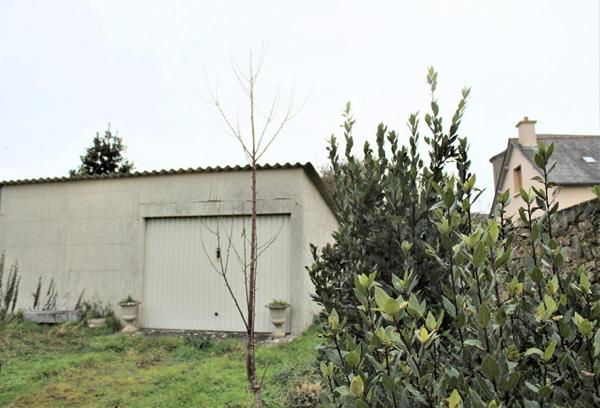 Côtes d'Armor 22150 Plouguenast. Maison en pierres, 4 chambres + Terrain constructible avec garage et abri de jardin