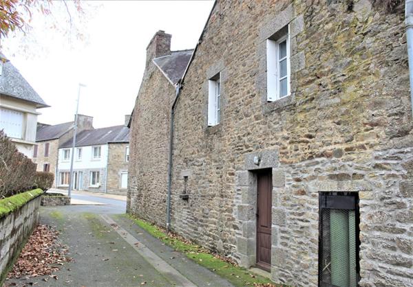 Côtes d'Armor 22150 Plouguenast. Maison en pierres, 4 chambres + Terrain constructible avec garage et abri de jardin