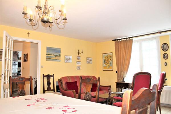 Côtes d'Armor 22150 Plouguenast. Maison en pierres, 4 chambres + Terrain constructible avec garage et abri de jardin