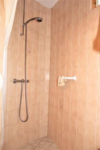 Côtes d'Armor 22150 Plouguenast. Maison en pierres, 4 chambres + Terrain constructible avec garage et abri de jardin