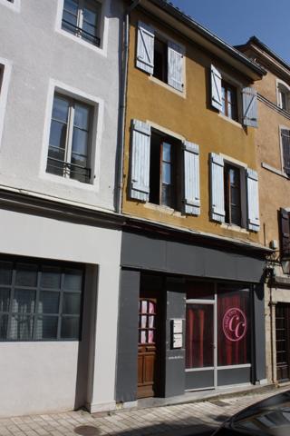 Immeuble à vendre TOURNUS (71) Appt T4-83m2 (loué) + (Local commercial) à 129 000 €
