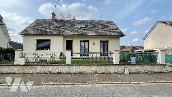 TOURY Pavillon avec beau potentiel sous sol, étage et jardin clos