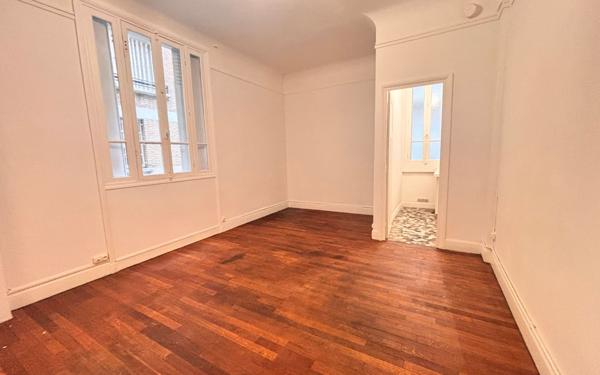 Appartement à vendre    1 pièce • 27,44 m2 Paris 18