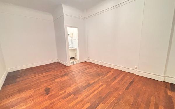 Appartement à vendre    1 pièce • 27,44 m2 Paris 18