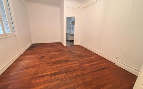 Appartement à vendre    1 pièce • 27,44 m2 Paris 18