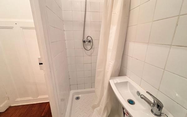 Appartement à vendre    1 pièce • 27,44 m2 Paris 18