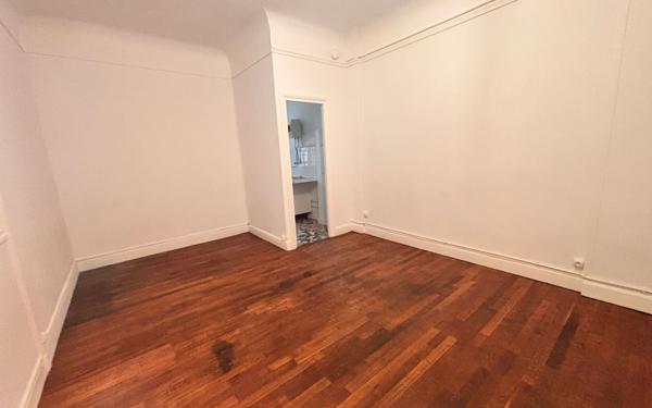Appartement à vendre    1 pièce • 27,44 m2 Paris 18