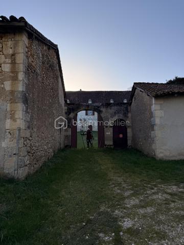 Bienvenue au seizième siècle!

Cette ancienne ferme fortifiée est faite pour vous! Certes, rénovations il y a à prévoir mais... Le corps de ferme est entièrement clos! Plus de 1400 m2 de bâtisse à retaper! Et vous pouvez y aller au fur et à mesure puisqu'il y a deux petites maison dans l'enceinte. Un joli tilleul au centre de la cour et des hectares autour de la propriété qui vous serons privés! Ces hectares de terre sont actuellement entretenues par un agriculteur et sont libres de tout fermage. Libre à vous de continuer avec l'agriculteur ou de garder les terres pour un élevage de chevaux ou autre activités agricole, équestres...

L'intérieur est à retaper mais beaucoup de choses sont à garder tel que le sol en pisé, les cheminées, les moulures... 

Un magnifique bâtiment qui ne demande qu'à ouvrir ses portes à un propriétaire qui voudra et saura lui faire reprendre vie comme ils savaient le faire autrefois!
De la pierre et encore de la pierre!!! Du périgord à l'état pur!

Appelez moi vite, je me ferais une joie de vous ouvrir cette demeure qui attend votre coup de coeur!!!