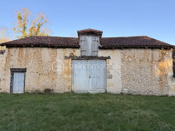 Bienvenue au seizième siècle!

Cette ancienne ferme fortifiée est faite pour vous! Certes, rénovations il y a à prévoir mais... Le corps de ferme est entièrement clos! Plus de 1400 m2 de bâtisse à retaper! Et vous pouvez y aller au fur et à mesure puisqu'il y a deux petites maison dans l'enceinte. Un joli tilleul au centre de la cour et des hectares autour de la propriété qui vous serons privés! Ces hectares de terre sont actuellement entretenues par un agriculteur et sont libres de tout fermage. Libre à vous de continuer avec l'agriculteur ou de garder les terres pour un élevage de chevaux ou autre activités agricole, équestres...

L'intérieur est à retaper mais beaucoup de choses sont à garder tel que le sol en pisé, les cheminées, les moulures... 

Un magnifique bâtiment qui ne demande qu'à ouvrir ses portes à un propriétaire qui voudra et saura lui faire reprendre vie comme ils savaient le faire autrefois!
De la pierre et encore de la pierre!!! Du périgord à l'état pur!

Appelez moi vite, je me ferais une joie de vous ouvrir cette demeure qui attend votre coup de coeur!!!