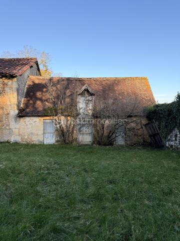 Bienvenue au seizième siècle!

Cette ancienne ferme fortifiée est faite pour vous! Certes, rénovations il y a à prévoir mais... Le corps de ferme est entièrement clos! Plus de 1400 m2 de bâtisse à retaper! Et vous pouvez y aller au fur et à mesure puisqu'il y a deux petites maison dans l'enceinte. Un joli tilleul au centre de la cour et des hectares autour de la propriété qui vous serons privés! Ces hectares de terre sont actuellement entretenues par un agriculteur et sont libres de tout fermage. Libre à vous de continuer avec l'agriculteur ou de garder les terres pour un élevage de chevaux ou autre activités agricole, équestres...

L'intérieur est à retaper mais beaucoup de choses sont à garder tel que le sol en pisé, les cheminées, les moulures... 

Un magnifique bâtiment qui ne demande qu'à ouvrir ses portes à un propriétaire qui voudra et saura lui faire reprendre vie comme ils savaient le faire autrefois!
De la pierre et encore de la pierre!!! Du périgord à l'état pur!

Appelez moi vite, je me ferais une joie de vous ouvrir cette demeure qui attend votre coup de coeur!!!