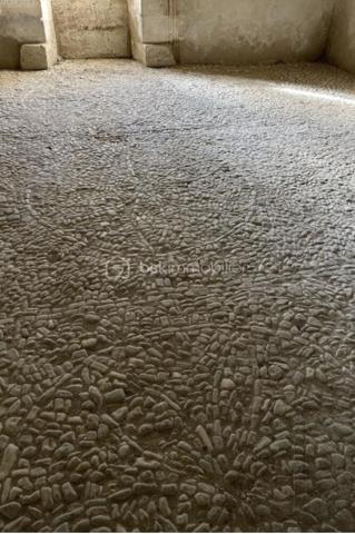 Bienvenue au seizième siècle!

Cette ancienne ferme fortifiée est faite pour vous! Certes, rénovations il y a à prévoir mais... Le corps de ferme est entièrement clos! Plus de 1400 m2 de bâtisse à retaper! Et vous pouvez y aller au fur et à mesure puisqu'il y a deux petites maison dans l'enceinte. Un joli tilleul au centre de la cour et des hectares autour de la propriété qui vous serons privés! Ces hectares de terre sont actuellement entretenues par un agriculteur et sont libres de tout fermage. Libre à vous de continuer avec l'agriculteur ou de garder les terres pour un élevage de chevaux ou autre activités agricole, équestres...

L'intérieur est à retaper mais beaucoup de choses sont à garder tel que le sol en pisé, les cheminées, les moulures... 

Un magnifique bâtiment qui ne demande qu'à ouvrir ses portes à un propriétaire qui voudra et saura lui faire reprendre vie comme ils savaient le faire autrefois!
De la pierre et encore de la pierre!!! Du périgord à l'état pur!

Appelez moi vite, je me ferais une joie de vous ouvrir cette demeure qui attend votre coup de coeur!!!