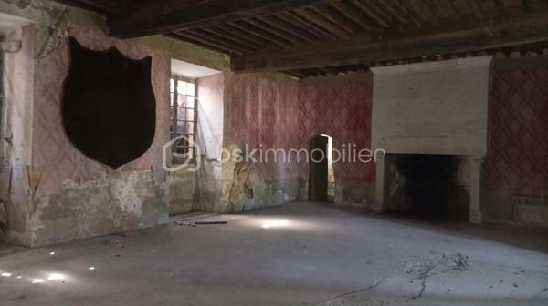 Bienvenue au seizième siècle!

Cette ancienne ferme fortifiée est faite pour vous! Certes, rénovations il y a à prévoir mais... Le corps de ferme est entièrement clos! Plus de 1400 m2 de bâtisse à retaper! Et vous pouvez y aller au fur et à mesure puisqu'il y a deux petites maison dans l'enceinte. Un joli tilleul au centre de la cour et des hectares autour de la propriété qui vous serons privés! Ces hectares de terre sont actuellement entretenues par un agriculteur et sont libres de tout fermage. Libre à vous de continuer avec l'agriculteur ou de garder les terres pour un élevage de chevaux ou autre activités agricole, équestres...

L'intérieur est à retaper mais beaucoup de choses sont à garder tel que le sol en pisé, les cheminées, les moulures... 

Un magnifique bâtiment qui ne demande qu'à ouvrir ses portes à un propriétaire qui voudra et saura lui faire reprendre vie comme ils savaient le faire autrefois!
De la pierre et encore de la pierre!!! Du périgord à l'état pur!

Appelez moi vite, je me ferais une joie de vous ouvrir cette demeure qui attend votre coup de coeur!!!