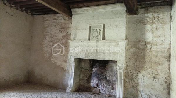 Bienvenue au seizième siècle!

Cette ancienne ferme fortifiée est faite pour vous! Certes, rénovations il y a à prévoir mais... Le corps de ferme est entièrement clos! Plus de 1400 m2 de bâtisse à retaper! Et vous pouvez y aller au fur et à mesure puisqu'il y a deux petites maison dans l'enceinte. Un joli tilleul au centre de la cour et des hectares autour de la propriété qui vous serons privés! Ces hectares de terre sont actuellement entretenues par un agriculteur et sont libres de tout fermage. Libre à vous de continuer avec l'agriculteur ou de garder les terres pour un élevage de chevaux ou autre activités agricole, équestres...

L'intérieur est à retaper mais beaucoup de choses sont à garder tel que le sol en pisé, les cheminées, les moulures... 

Un magnifique bâtiment qui ne demande qu'à ouvrir ses portes à un propriétaire qui voudra et saura lui faire reprendre vie comme ils savaient le faire autrefois!
De la pierre et encore de la pierre!!! Du périgord à l'état pur!

Appelez moi vite, je me ferais une joie de vous ouvrir cette demeure qui attend votre coup de coeur!!!