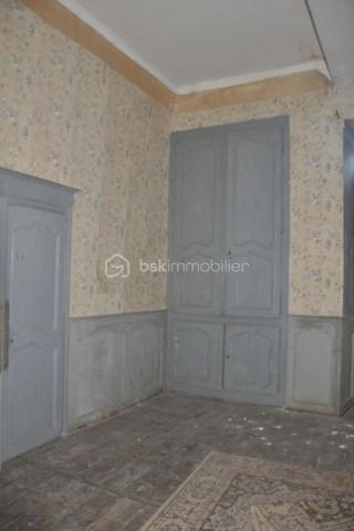 Bienvenue au seizième siècle!

Cette ancienne ferme fortifiée est faite pour vous! Certes, rénovations il y a à prévoir mais... Le corps de ferme est entièrement clos! Plus de 1400 m2 de bâtisse à retaper! Et vous pouvez y aller au fur et à mesure puisqu'il y a deux petites maison dans l'enceinte. Un joli tilleul au centre de la cour et des hectares autour de la propriété qui vous serons privés! Ces hectares de terre sont actuellement entretenues par un agriculteur et sont libres de tout fermage. Libre à vous de continuer avec l'agriculteur ou de garder les terres pour un élevage de chevaux ou autre activités agricole, équestres...

L'intérieur est à retaper mais beaucoup de choses sont à garder tel que le sol en pisé, les cheminées, les moulures... 

Un magnifique bâtiment qui ne demande qu'à ouvrir ses portes à un propriétaire qui voudra et saura lui faire reprendre vie comme ils savaient le faire autrefois!
De la pierre et encore de la pierre!!! Du périgord à l'état pur!

Appelez moi vite, je me ferais une joie de vous ouvrir cette demeure qui attend votre coup de coeur!!!