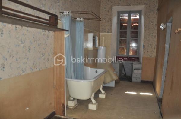 Bienvenue au seizième siècle!

Cette ancienne ferme fortifiée est faite pour vous! Certes, rénovations il y a à prévoir mais... Le corps de ferme est entièrement clos! Plus de 1400 m2 de bâtisse à retaper! Et vous pouvez y aller au fur et à mesure puisqu'il y a deux petites maison dans l'enceinte. Un joli tilleul au centre de la cour et des hectares autour de la propriété qui vous serons privés! Ces hectares de terre sont actuellement entretenues par un agriculteur et sont libres de tout fermage. Libre à vous de continuer avec l'agriculteur ou de garder les terres pour un élevage de chevaux ou autre activités agricole, équestres...

L'intérieur est à retaper mais beaucoup de choses sont à garder tel que le sol en pisé, les cheminées, les moulures... 

Un magnifique bâtiment qui ne demande qu'à ouvrir ses portes à un propriétaire qui voudra et saura lui faire reprendre vie comme ils savaient le faire autrefois!
De la pierre et encore de la pierre!!! Du périgord à l'état pur!

Appelez moi vite, je me ferais une joie de vous ouvrir cette demeure qui attend votre coup de coeur!!!