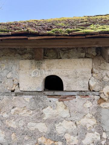 Bienvenue au seizième siècle!

Cette ancienne ferme fortifiée est faite pour vous! Certes, rénovations il y a à prévoir mais... Le corps de ferme est entièrement clos! Plus de 1400 m2 de bâtisse à retaper! Et vous pouvez y aller au fur et à mesure puisqu'il y a deux petites maison dans l'enceinte. Un joli tilleul au centre de la cour et des hectares autour de la propriété qui vous serons privés! Ces hectares de terre sont actuellement entretenues par un agriculteur et sont libres de tout fermage. Libre à vous de continuer avec l'agriculteur ou de garder les terres pour un élevage de chevaux ou autre activités agricole, équestres...

L'intérieur est à retaper mais beaucoup de choses sont à garder tel que le sol en pisé, les cheminées, les moulures... 

Un magnifique bâtiment qui ne demande qu'à ouvrir ses portes à un propriétaire qui voudra et saura lui faire reprendre vie comme ils savaient le faire autrefois!
De la pierre et encore de la pierre!!! Du périgord à l'état pur!

Appelez moi vite, je me ferais une joie de vous ouvrir cette demeure qui attend votre coup de coeur!!!