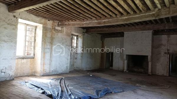 Bienvenue au seizième siècle!

Cette ancienne ferme fortifiée est faite pour vous! Certes, rénovations il y a à prévoir mais... Le corps de ferme est entièrement clos! Plus de 1400 m2 de bâtisse à retaper! Et vous pouvez y aller au fur et à mesure puisqu'il y a deux petites maison dans l'enceinte. Un joli tilleul au centre de la cour et des hectares autour de la propriété qui vous serons privés! Ces hectares de terre sont actuellement entretenues par un agriculteur et sont libres de tout fermage. Libre à vous de continuer avec l'agriculteur ou de garder les terres pour un élevage de chevaux ou autre activités agricole, équestres...

L'intérieur est à retaper mais beaucoup de choses sont à garder tel que le sol en pisé, les cheminées, les moulures... 

Un magnifique bâtiment qui ne demande qu'à ouvrir ses portes à un propriétaire qui voudra et saura lui faire reprendre vie comme ils savaient le faire autrefois!
De la pierre et encore de la pierre!!! Du périgord à l'état pur!

Appelez moi vite, je me ferais une joie de vous ouvrir cette demeure qui attend votre coup de coeur!!!