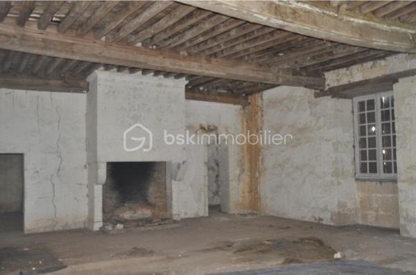 Bienvenue au seizième siècle!

Cette ancienne ferme fortifiée est faite pour vous! Certes, rénovations il y a à prévoir mais... Le corps de ferme est entièrement clos! Plus de 1400 m2 de bâtisse à retaper! Et vous pouvez y aller au fur et à mesure puisqu'il y a deux petites maison dans l'enceinte. Un joli tilleul au centre de la cour et des hectares autour de la propriété qui vous serons privés! Ces hectares de terre sont actuellement entretenues par un agriculteur et sont libres de tout fermage. Libre à vous de continuer avec l'agriculteur ou de garder les terres pour un élevage de chevaux ou autre activités agricole, équestres...

L'intérieur est à retaper mais beaucoup de choses sont à garder tel que le sol en pisé, les cheminées, les moulures... 

Un magnifique bâtiment qui ne demande qu'à ouvrir ses portes à un propriétaire qui voudra et saura lui faire reprendre vie comme ils savaient le faire autrefois!
De la pierre et encore de la pierre!!! Du périgord à l'état pur!

Appelez moi vite, je me ferais une joie de vous ouvrir cette demeure qui attend votre coup de coeur!!!