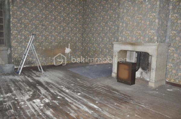 Bienvenue au seizième siècle!

Cette ancienne ferme fortifiée est faite pour vous! Certes, rénovations il y a à prévoir mais... Le corps de ferme est entièrement clos! Plus de 1400 m2 de bâtisse à retaper! Et vous pouvez y aller au fur et à mesure puisqu'il y a deux petites maison dans l'enceinte. Un joli tilleul au centre de la cour et des hectares autour de la propriété qui vous serons privés! Ces hectares de terre sont actuellement entretenues par un agriculteur et sont libres de tout fermage. Libre à vous de continuer avec l'agriculteur ou de garder les terres pour un élevage de chevaux ou autre activités agricole, équestres...

L'intérieur est à retaper mais beaucoup de choses sont à garder tel que le sol en pisé, les cheminées, les moulures... 

Un magnifique bâtiment qui ne demande qu'à ouvrir ses portes à un propriétaire qui voudra et saura lui faire reprendre vie comme ils savaient le faire autrefois!
De la pierre et encore de la pierre!!! Du périgord à l'état pur!

Appelez moi vite, je me ferais une joie de vous ouvrir cette demeure qui attend votre coup de coeur!!!