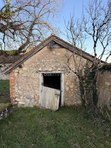 Bienvenue au seizième siècle!

Cette ancienne ferme fortifiée est faite pour vous! Certes, rénovations il y a à prévoir mais... Le corps de ferme est entièrement clos! Plus de 1400 m2 de bâtisse à retaper! Et vous pouvez y aller au fur et à mesure puisqu'il y a deux petites maison dans l'enceinte. Un joli tilleul au centre de la cour et des hectares autour de la propriété qui vous serons privés! Ces hectares de terre sont actuellement entretenues par un agriculteur et sont libres de tout fermage. Libre à vous de continuer avec l'agriculteur ou de garder les terres pour un élevage de chevaux ou autre activités agricole, équestres...

L'intérieur est à retaper mais beaucoup de choses sont à garder tel que le sol en pisé, les cheminées, les moulures... 

Un magnifique bâtiment qui ne demande qu'à ouvrir ses portes à un propriétaire qui voudra et saura lui faire reprendre vie comme ils savaient le faire autrefois!
De la pierre et encore de la pierre!!! Du périgord à l'état pur!

Appelez moi vite, je me ferais une joie de vous ouvrir cette demeure qui attend votre coup de coeur!!!