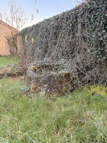 Bienvenue au seizième siècle!

Cette ancienne ferme fortifiée est faite pour vous! Certes, rénovations il y a à prévoir mais... Le corps de ferme est entièrement clos! Plus de 1400 m2 de bâtisse à retaper! Et vous pouvez y aller au fur et à mesure puisqu'il y a deux petites maison dans l'enceinte. Un joli tilleul au centre de la cour et des hectares autour de la propriété qui vous serons privés! Ces hectares de terre sont actuellement entretenues par un agriculteur et sont libres de tout fermage. Libre à vous de continuer avec l'agriculteur ou de garder les terres pour un élevage de chevaux ou autre activités agricole, équestres...

L'intérieur est à retaper mais beaucoup de choses sont à garder tel que le sol en pisé, les cheminées, les moulures... 

Un magnifique bâtiment qui ne demande qu'à ouvrir ses portes à un propriétaire qui voudra et saura lui faire reprendre vie comme ils savaient le faire autrefois!
De la pierre et encore de la pierre!!! Du périgord à l'état pur!

Appelez moi vite, je me ferais une joie de vous ouvrir cette demeure qui attend votre coup de coeur!!!