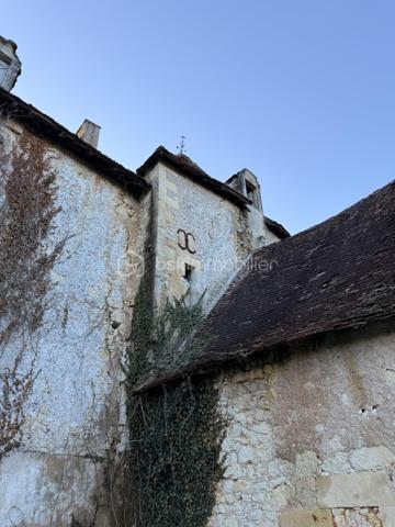 Bienvenue au seizième siècle!

Cette ancienne ferme fortifiée est faite pour vous! Certes, rénovations il y a à prévoir mais... Le corps de ferme est entièrement clos! Plus de 1400 m2 de bâtisse à retaper! Et vous pouvez y aller au fur et à mesure puisqu'il y a deux petites maison dans l'enceinte. Un joli tilleul au centre de la cour et des hectares autour de la propriété qui vous serons privés! Ces hectares de terre sont actuellement entretenues par un agriculteur et sont libres de tout fermage. Libre à vous de continuer avec l'agriculteur ou de garder les terres pour un élevage de chevaux ou autre activités agricole, équestres...

L'intérieur est à retaper mais beaucoup de choses sont à garder tel que le sol en pisé, les cheminées, les moulures... 

Un magnifique bâtiment qui ne demande qu'à ouvrir ses portes à un propriétaire qui voudra et saura lui faire reprendre vie comme ils savaient le faire autrefois!
De la pierre et encore de la pierre!!! Du périgord à l'état pur!

Appelez moi vite, je me ferais une joie de vous ouvrir cette demeure qui attend votre coup de coeur!!!