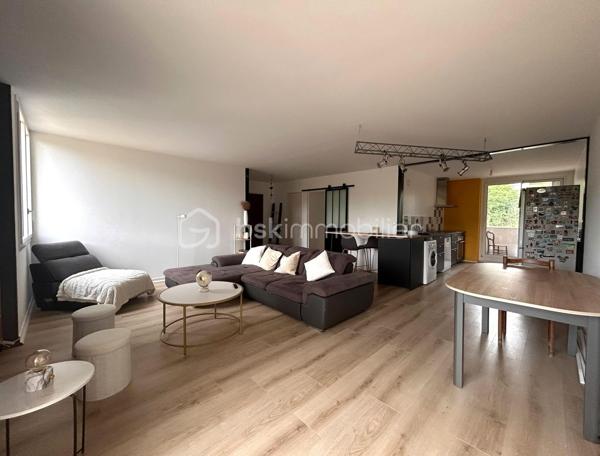 Appartement à vendre - 4 pièces - 90m²
Au sein de la résidence recherchée Le Domaine de la Rivière, à seulement quelques minutes à pied du RER C et des commerces, découvrez ce bel appartement traversant de 90 m² offrant confort, luminosité et vue dégagée sur des espaces arborés.
Situé au 2ᵉ étage sur 3, il se compose d'une entrée avec rangement, d'un vaste double séjour de 35 m² ouvrant sur un balcon exposé sud, d'une cuisine ouverte moderne avec second balcon, de 3 chambres avec rangements, d'une salle d'eau et de WC séparés.

Les atouts de ce logement : 
Appartement traversant Nord-Sud sans vis-à-vis
Double séjour spacieux et lumineux offrant l'accès à 2 balcons
3 chambres
Double vitrage PVC
Parking privatif
Résidence calme, verdoyante et bien entretenue

Une copropriété tournée vers l'avenir :
La résidence bénéficie d'un important programme de rénovation énergétique globale déjà voté, comprenant notamment l'isolation thermique par l'extérieur, la rénovation et l'isolation des toitures, l'amélioration de la ventilation ainsi que la modernisation des parties communes.
Point particulièrement avantageux pour l'acquéreur : le propriétaire actuel a déjà versé environ 58 000 € au titre de sa quote-part des travaux de rénovation. Vous profitez ainsi des bénéfices de cette valorisation de la copropriété sans supporter l'essentiel de cet investissement. 

Charges annuelles : 3 914,60 €, comprenant notamment le chauffage collectif, l'eau, entretien des espaces verts et des parties communes, assurance de l'immeuble, syndic professionnel.

À proximité immédiate des écoles, commerces et transports, cet appartement réunit tous les atouts pour une vie de famille confortable dans un cadre agréable.