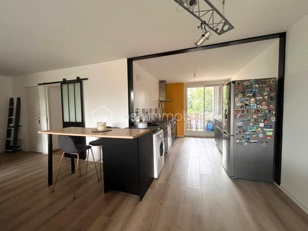 Appartement à vendre - 4 pièces - 90m²
Au sein de la résidence recherchée Le Domaine de la Rivière, à seulement quelques minutes à pied du RER C et des commerces, découvrez ce bel appartement traversant de 90 m² offrant confort, luminosité et vue dégagée sur des espaces arborés.
Situé au 2ᵉ étage sur 3, il se compose d'une entrée avec rangement, d'un vaste double séjour de 35 m² ouvrant sur un balcon exposé sud, d'une cuisine ouverte moderne avec second balcon, de 3 chambres avec rangements, d'une salle d'eau et de WC séparés.

Les atouts de ce logement : 
Appartement traversant Nord-Sud sans vis-à-vis
Double séjour spacieux et lumineux offrant l'accès à 2 balcons
3 chambres
Double vitrage PVC
Parking privatif
Résidence calme, verdoyante et bien entretenue

Une copropriété tournée vers l'avenir :
La résidence bénéficie d'un important programme de rénovation énergétique globale déjà voté, comprenant notamment l'isolation thermique par l'extérieur, la rénovation et l'isolation des toitures, l'amélioration de la ventilation ainsi que la modernisation des parties communes.
Point particulièrement avantageux pour l'acquéreur : le propriétaire actuel a déjà versé environ 58 000 € au titre de sa quote-part des travaux de rénovation. Vous profitez ainsi des bénéfices de cette valorisation de la copropriété sans supporter l'essentiel de cet investissement. 

Charges annuelles : 3 914,60 €, comprenant notamment le chauffage collectif, l'eau, entretien des espaces verts et des parties communes, assurance de l'immeuble, syndic professionnel.

À proximité immédiate des écoles, commerces et transports, cet appartement réunit tous les atouts pour une vie de famille confortable dans un cadre agréable.