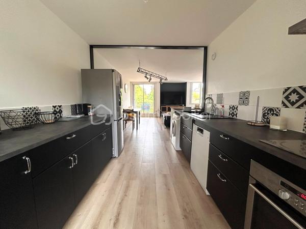 Appartement à vendre - 4 pièces - 90m²
Au sein de la résidence recherchée Le Domaine de la Rivière, à seulement quelques minutes à pied du RER C et des commerces, découvrez ce bel appartement traversant de 90 m² offrant confort, luminosité et vue dégagée sur des espaces arborés.
Situé au 2ᵉ étage sur 3, il se compose d'une entrée avec rangement, d'un vaste double séjour de 35 m² ouvrant sur un balcon exposé sud, d'une cuisine ouverte moderne avec second balcon, de 3 chambres avec rangements, d'une salle d'eau et de WC séparés.

Les atouts de ce logement : 
Appartement traversant Nord-Sud sans vis-à-vis
Double séjour spacieux et lumineux offrant l'accès à 2 balcons
3 chambres
Double vitrage PVC
Parking privatif
Résidence calme, verdoyante et bien entretenue

Une copropriété tournée vers l'avenir :
La résidence bénéficie d'un important programme de rénovation énergétique globale déjà voté, comprenant notamment l'isolation thermique par l'extérieur, la rénovation et l'isolation des toitures, l'amélioration de la ventilation ainsi que la modernisation des parties communes.
Point particulièrement avantageux pour l'acquéreur : le propriétaire actuel a déjà versé environ 58 000 € au titre de sa quote-part des travaux de rénovation. Vous profitez ainsi des bénéfices de cette valorisation de la copropriété sans supporter l'essentiel de cet investissement. 

Charges annuelles : 3 914,60 €, comprenant notamment le chauffage collectif, l'eau, entretien des espaces verts et des parties communes, assurance de l'immeuble, syndic professionnel.

À proximité immédiate des écoles, commerces et transports, cet appartement réunit tous les atouts pour une vie de famille confortable dans un cadre agréable.