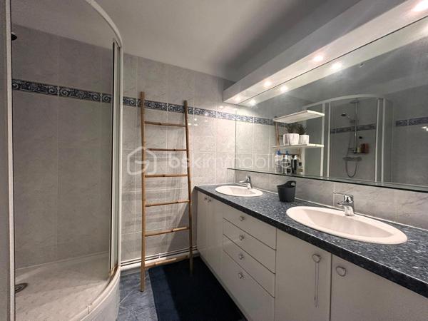 Appartement à vendre - 4 pièces - 90m²
Au sein de la résidence recherchée Le Domaine de la Rivière, à seulement quelques minutes à pied du RER C et des commerces, découvrez ce bel appartement traversant de 90 m² offrant confort, luminosité et vue dégagée sur des espaces arborés.
Situé au 2ᵉ étage sur 3, il se compose d'une entrée avec rangement, d'un vaste double séjour de 35 m² ouvrant sur un balcon exposé sud, d'une cuisine ouverte moderne avec second balcon, de 3 chambres avec rangements, d'une salle d'eau et de WC séparés.

Les atouts de ce logement : 
Appartement traversant Nord-Sud sans vis-à-vis
Double séjour spacieux et lumineux offrant l'accès à 2 balcons
3 chambres
Double vitrage PVC
Parking privatif
Résidence calme, verdoyante et bien entretenue

Une copropriété tournée vers l'avenir :
La résidence bénéficie d'un important programme de rénovation énergétique globale déjà voté, comprenant notamment l'isolation thermique par l'extérieur, la rénovation et l'isolation des toitures, l'amélioration de la ventilation ainsi que la modernisation des parties communes.
Point particulièrement avantageux pour l'acquéreur : le propriétaire actuel a déjà versé environ 58 000 € au titre de sa quote-part des travaux de rénovation. Vous profitez ainsi des bénéfices de cette valorisation de la copropriété sans supporter l'essentiel de cet investissement. 

Charges annuelles : 3 914,60 €, comprenant notamment le chauffage collectif, l'eau, entretien des espaces verts et des parties communes, assurance de l'immeuble, syndic professionnel.

À proximité immédiate des écoles, commerces et transports, cet appartement réunit tous les atouts pour une vie de famille confortable dans un cadre agréable.