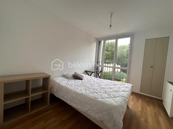Appartement à vendre - 4 pièces - 90m²
Au sein de la résidence recherchée Le Domaine de la Rivière, à seulement quelques minutes à pied du RER C et des commerces, découvrez ce bel appartement traversant de 90 m² offrant confort, luminosité et vue dégagée sur des espaces arborés.
Situé au 2ᵉ étage sur 3, il se compose d'une entrée avec rangement, d'un vaste double séjour de 35 m² ouvrant sur un balcon exposé sud, d'une cuisine ouverte moderne avec second balcon, de 3 chambres avec rangements, d'une salle d'eau et de WC séparés.

Les atouts de ce logement : 
Appartement traversant Nord-Sud sans vis-à-vis
Double séjour spacieux et lumineux offrant l'accès à 2 balcons
3 chambres
Double vitrage PVC
Parking privatif
Résidence calme, verdoyante et bien entretenue

Une copropriété tournée vers l'avenir :
La résidence bénéficie d'un important programme de rénovation énergétique globale déjà voté, comprenant notamment l'isolation thermique par l'extérieur, la rénovation et l'isolation des toitures, l'amélioration de la ventilation ainsi que la modernisation des parties communes.
Point particulièrement avantageux pour l'acquéreur : le propriétaire actuel a déjà versé environ 58 000 € au titre de sa quote-part des travaux de rénovation. Vous profitez ainsi des bénéfices de cette valorisation de la copropriété sans supporter l'essentiel de cet investissement. 

Charges annuelles : 3 914,60 €, comprenant notamment le chauffage collectif, l'eau, entretien des espaces verts et des parties communes, assurance de l'immeuble, syndic professionnel.

À proximité immédiate des écoles, commerces et transports, cet appartement réunit tous les atouts pour une vie de famille confortable dans un cadre agréable.