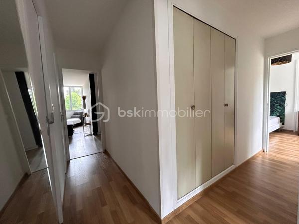 Appartement à vendre - 4 pièces - 90m²
Au sein de la résidence recherchée Le Domaine de la Rivière, à seulement quelques minutes à pied du RER C et des commerces, découvrez ce bel appartement traversant de 90 m² offrant confort, luminosité et vue dégagée sur des espaces arborés.
Situé au 2ᵉ étage sur 3, il se compose d'une entrée avec rangement, d'un vaste double séjour de 35 m² ouvrant sur un balcon exposé sud, d'une cuisine ouverte moderne avec second balcon, de 3 chambres avec rangements, d'une salle d'eau et de WC séparés.

Les atouts de ce logement : 
Appartement traversant Nord-Sud sans vis-à-vis
Double séjour spacieux et lumineux offrant l'accès à 2 balcons
3 chambres
Double vitrage PVC
Parking privatif
Résidence calme, verdoyante et bien entretenue

Une copropriété tournée vers l'avenir :
La résidence bénéficie d'un important programme de rénovation énergétique globale déjà voté, comprenant notamment l'isolation thermique par l'extérieur, la rénovation et l'isolation des toitures, l'amélioration de la ventilation ainsi que la modernisation des parties communes.
Point particulièrement avantageux pour l'acquéreur : le propriétaire actuel a déjà versé environ 58 000 € au titre de sa quote-part des travaux de rénovation. Vous profitez ainsi des bénéfices de cette valorisation de la copropriété sans supporter l'essentiel de cet investissement. 

Charges annuelles : 3 914,60 €, comprenant notamment le chauffage collectif, l'eau, entretien des espaces verts et des parties communes, assurance de l'immeuble, syndic professionnel.

À proximité immédiate des écoles, commerces et transports, cet appartement réunit tous les atouts pour une vie de famille confortable dans un cadre agréable.