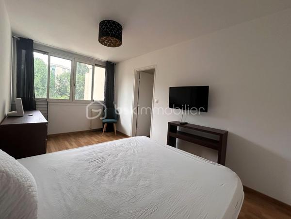 Appartement à vendre - 4 pièces - 90m²
Au sein de la résidence recherchée Le Domaine de la Rivière, à seulement quelques minutes à pied du RER C et des commerces, découvrez ce bel appartement traversant de 90 m² offrant confort, luminosité et vue dégagée sur des espaces arborés.
Situé au 2ᵉ étage sur 3, il se compose d'une entrée avec rangement, d'un vaste double séjour de 35 m² ouvrant sur un balcon exposé sud, d'une cuisine ouverte moderne avec second balcon, de 3 chambres avec rangements, d'une salle d'eau et de WC séparés.

Les atouts de ce logement : 
Appartement traversant Nord-Sud sans vis-à-vis
Double séjour spacieux et lumineux offrant l'accès à 2 balcons
3 chambres
Double vitrage PVC
Parking privatif
Résidence calme, verdoyante et bien entretenue

Une copropriété tournée vers l'avenir :
La résidence bénéficie d'un important programme de rénovation énergétique globale déjà voté, comprenant notamment l'isolation thermique par l'extérieur, la rénovation et l'isolation des toitures, l'amélioration de la ventilation ainsi que la modernisation des parties communes.
Point particulièrement avantageux pour l'acquéreur : le propriétaire actuel a déjà versé environ 58 000 € au titre de sa quote-part des travaux de rénovation. Vous profitez ainsi des bénéfices de cette valorisation de la copropriété sans supporter l'essentiel de cet investissement. 

Charges annuelles : 3 914,60 €, comprenant notamment le chauffage collectif, l'eau, entretien des espaces verts et des parties communes, assurance de l'immeuble, syndic professionnel.

À proximité immédiate des écoles, commerces et transports, cet appartement réunit tous les atouts pour une vie de famille confortable dans un cadre agréable.