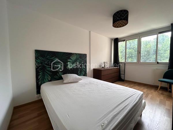 Appartement à vendre - 4 pièces - 90m²
Au sein de la résidence recherchée Le Domaine de la Rivière, à seulement quelques minutes à pied du RER C et des commerces, découvrez ce bel appartement traversant de 90 m² offrant confort, luminosité et vue dégagée sur des espaces arborés.
Situé au 2ᵉ étage sur 3, il se compose d'une entrée avec rangement, d'un vaste double séjour de 35 m² ouvrant sur un balcon exposé sud, d'une cuisine ouverte moderne avec second balcon, de 3 chambres avec rangements, d'une salle d'eau et de WC séparés.

Les atouts de ce logement : 
Appartement traversant Nord-Sud sans vis-à-vis
Double séjour spacieux et lumineux offrant l'accès à 2 balcons
3 chambres
Double vitrage PVC
Parking privatif
Résidence calme, verdoyante et bien entretenue

Une copropriété tournée vers l'avenir :
La résidence bénéficie d'un important programme de rénovation énergétique globale déjà voté, comprenant notamment l'isolation thermique par l'extérieur, la rénovation et l'isolation des toitures, l'amélioration de la ventilation ainsi que la modernisation des parties communes.
Point particulièrement avantageux pour l'acquéreur : le propriétaire actuel a déjà versé environ 58 000 € au titre de sa quote-part des travaux de rénovation. Vous profitez ainsi des bénéfices de cette valorisation de la copropriété sans supporter l'essentiel de cet investissement. 

Charges annuelles : 3 914,60 €, comprenant notamment le chauffage collectif, l'eau, entretien des espaces verts et des parties communes, assurance de l'immeuble, syndic professionnel.

À proximité immédiate des écoles, commerces et transports, cet appartement réunit tous les atouts pour une vie de famille confortable dans un cadre agréable.