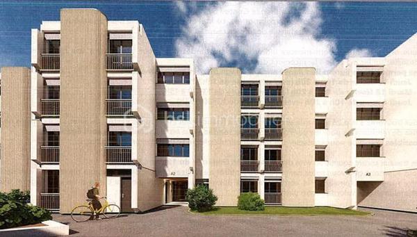 Appartement à vendre - 4 pièces - 90m²
Au sein de la résidence recherchée Le Domaine de la Rivière, à seulement quelques minutes à pied du RER C et des commerces, découvrez ce bel appartement traversant de 90 m² offrant confort, luminosité et vue dégagée sur des espaces arborés.
Situé au 2ᵉ étage sur 3, il se compose d'une entrée avec rangement, d'un vaste double séjour de 35 m² ouvrant sur un balcon exposé sud, d'une cuisine ouverte moderne avec second balcon, de 3 chambres avec rangements, d'une salle d'eau et de WC séparés.

Les atouts de ce logement : 
Appartement traversant Nord-Sud sans vis-à-vis
Double séjour spacieux et lumineux offrant l'accès à 2 balcons
3 chambres
Double vitrage PVC
Parking privatif
Résidence calme, verdoyante et bien entretenue

Une copropriété tournée vers l'avenir :
La résidence bénéficie d'un important programme de rénovation énergétique globale déjà voté, comprenant notamment l'isolation thermique par l'extérieur, la rénovation et l'isolation des toitures, l'amélioration de la ventilation ainsi que la modernisation des parties communes.
Point particulièrement avantageux pour l'acquéreur : le propriétaire actuel a déjà versé environ 58 000 € au titre de sa quote-part des travaux de rénovation. Vous profitez ainsi des bénéfices de cette valorisation de la copropriété sans supporter l'essentiel de cet investissement. 

Charges annuelles : 3 914,60 €, comprenant notamment le chauffage collectif, l'eau, entretien des espaces verts et des parties communes, assurance de l'immeuble, syndic professionnel.

À proximité immédiate des écoles, commerces et transports, cet appartement réunit tous les atouts pour une vie de famille confortable dans un cadre agréable.