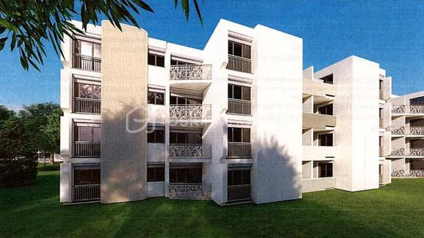 Appartement à vendre - 4 pièces - 90m²
Au sein de la résidence recherchée Le Domaine de la Rivière, à seulement quelques minutes à pied du RER C et des commerces, découvrez ce bel appartement traversant de 90 m² offrant confort, luminosité et vue dégagée sur des espaces arborés.
Situé au 2ᵉ étage sur 3, il se compose d'une entrée avec rangement, d'un vaste double séjour de 35 m² ouvrant sur un balcon exposé sud, d'une cuisine ouverte moderne avec second balcon, de 3 chambres avec rangements, d'une salle d'eau et de WC séparés.

Les atouts de ce logement : 
Appartement traversant Nord-Sud sans vis-à-vis
Double séjour spacieux et lumineux offrant l'accès à 2 balcons
3 chambres
Double vitrage PVC
Parking privatif
Résidence calme, verdoyante et bien entretenue

Une copropriété tournée vers l'avenir :
La résidence bénéficie d'un important programme de rénovation énergétique globale déjà voté, comprenant notamment l'isolation thermique par l'extérieur, la rénovation et l'isolation des toitures, l'amélioration de la ventilation ainsi que la modernisation des parties communes.
Point particulièrement avantageux pour l'acquéreur : le propriétaire actuel a déjà versé environ 58 000 € au titre de sa quote-part des travaux de rénovation. Vous profitez ainsi des bénéfices de cette valorisation de la copropriété sans supporter l'essentiel de cet investissement. 

Charges annuelles : 3 914,60 €, comprenant notamment le chauffage collectif, l'eau, entretien des espaces verts et des parties communes, assurance de l'immeuble, syndic professionnel.

À proximité immédiate des écoles, commerces et transports, cet appartement réunit tous les atouts pour une vie de famille confortable dans un cadre agréable.