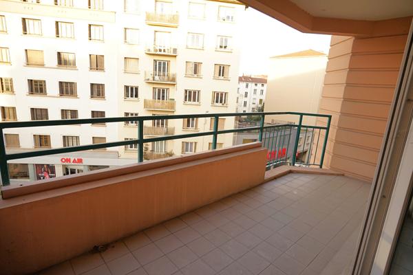 Appartement 3 pièces en étage avec balcon à Lyon 7 - Jean Macé