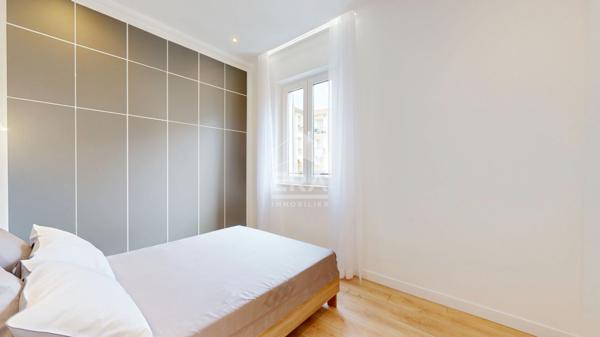 NICE - FLEURS : EN DERNIER ÉTAGE, JOLI 3/4 PIÈCES TRAVERSANT AVEC BALCON AU CALME