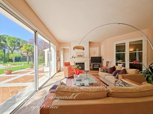 Magnifique propriété de 7 pièces alliant espace, élégance et cadre verdoyant à seulement 10' de LA ROCHELLE