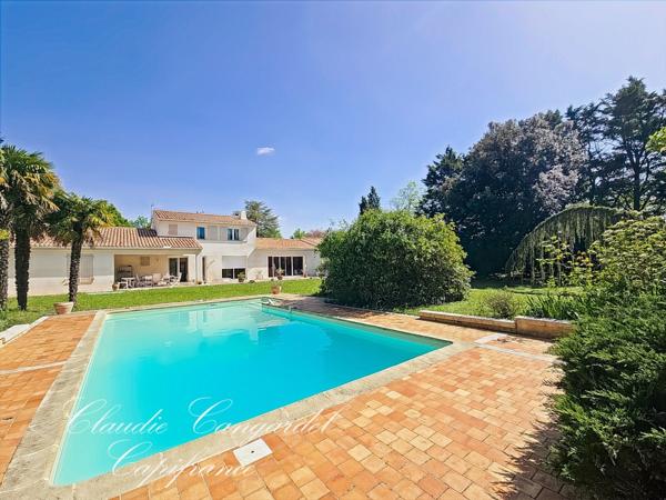 Magnifique propriété de 7 pièces alliant espace, élégance et cadre verdoyant à seulement 10' de LA ROCHELLE