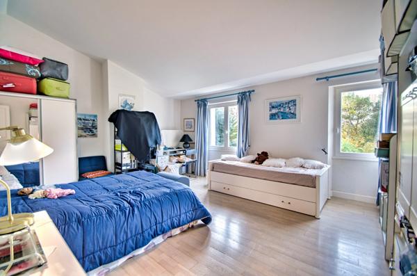 Magnifique propriété de 7 pièces alliant espace, élégance et cadre verdoyant à seulement 10' de LA ROCHELLE